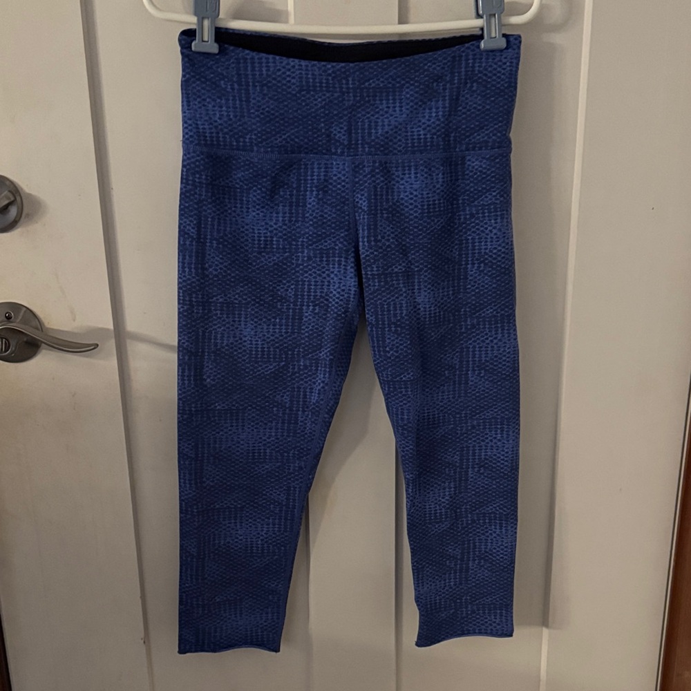Tuff Athletics Cropped Leggings in Textured Blue